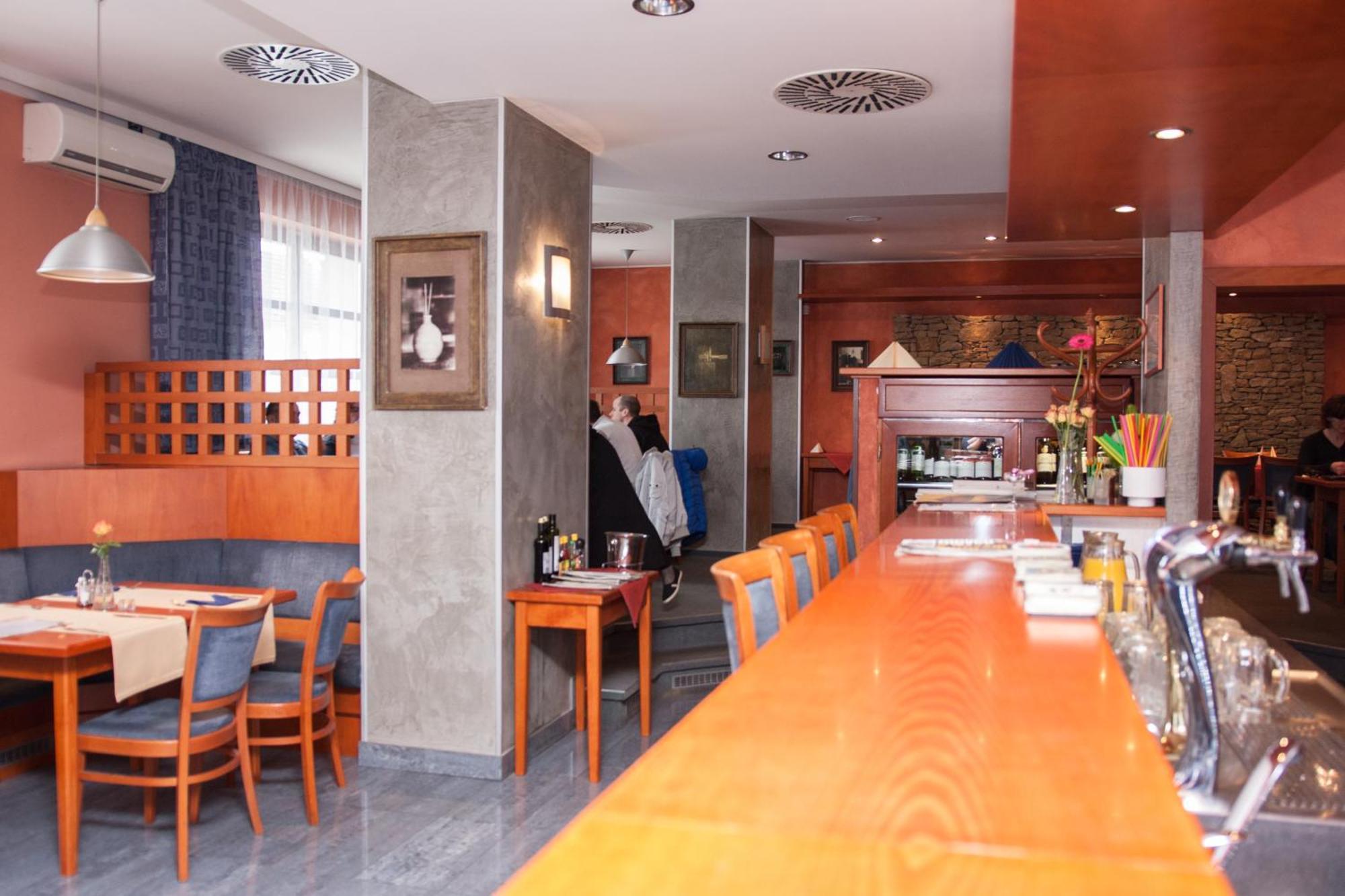 Hotel Rottal Otrokovice Zewnętrze zdjęcie
